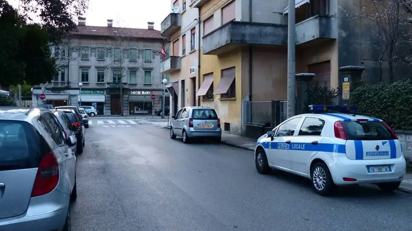 Bumbaca Gorizia 12_03_2018 Via Canova a senso unico parcheggio lato destro con auto vigili © Fotografia di Pierluigi Bumbaca