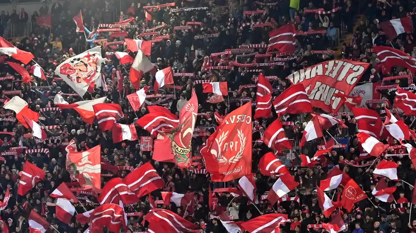 La curva Furlan gremita durante il derby perso con il Padova: sono passati solo 2 mesi e tutto è cambiato