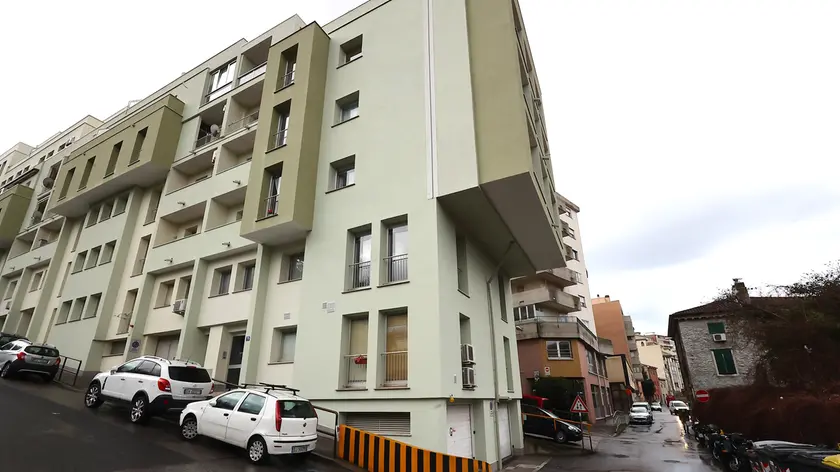 Il luogo del tentato accoltellamento in via del Veltro (Lasorte)