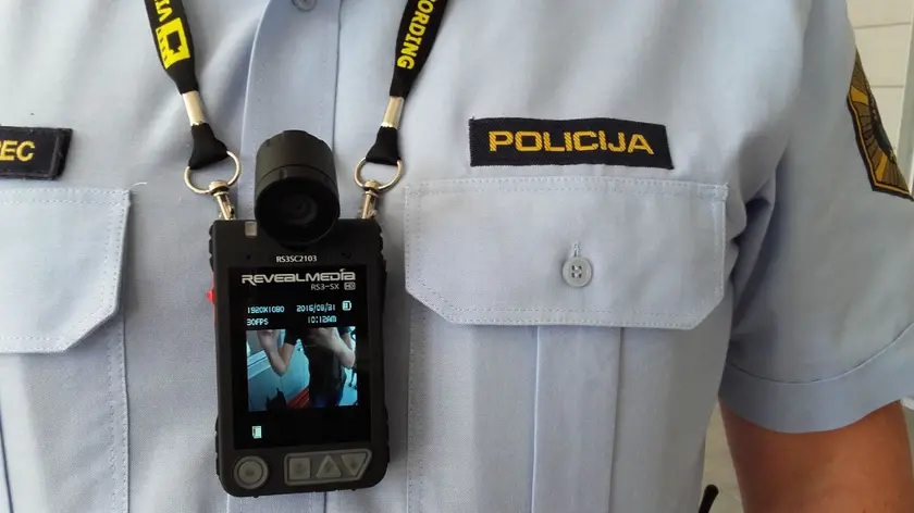 Un agente della polizia slovena indossa la bodycam (rtvslo.si)