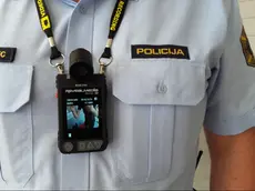 Un agente della polizia slovena indossa la bodycam (rtvslo.si)