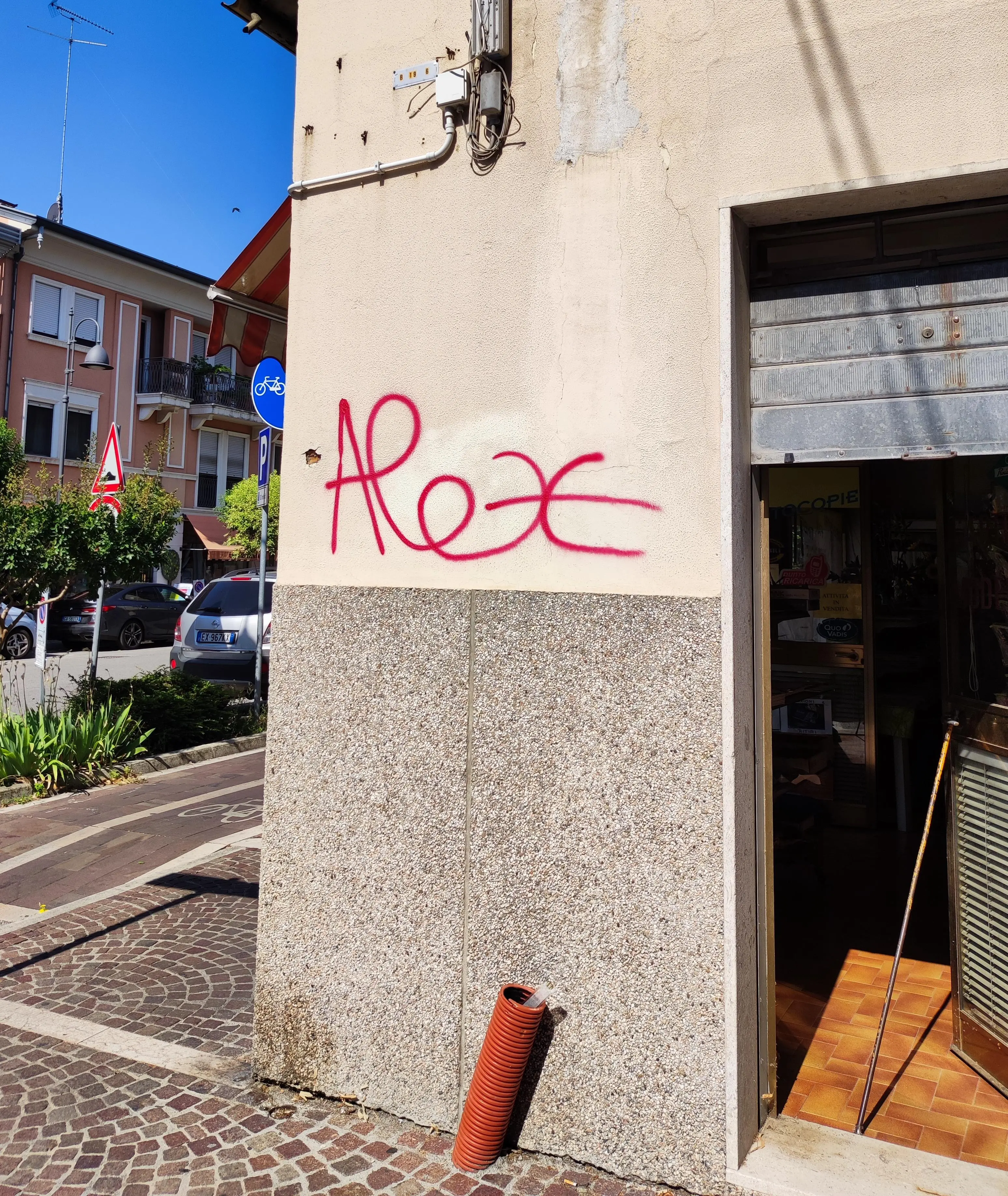 Le scritte comparse in diversi punti della città