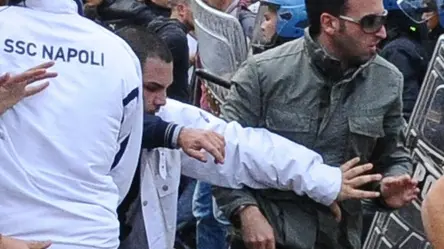 L'intervento della polizia per disperdere la folla che dalle prime ore di oggi 27 ottobre 2011 si era accalcata davanti ai botteghini dello stadio San Paolo per acquistare i biglietti della partita Bayern Monaco-Napoli. La polizia ha effettuato alcune cariche di alleggerimento davanti al botteghino 3 del San Paolo. La massa dei tifosi, che aveva superato la recinzione esterna dello stadio, si era riversata davanti al botteghino, forse perché aveva capito che i 2.500 biglietti disponibili stavano per finire. Le forze dell'ordine hanno dovuto intervenire per contenerla e c'é stato anche un lancio di bottiglie e oggetti contro gli agenti. La vendita si è infine conclusa per esaurimento dei tagliandi. ANSA / CIRO FUSCO