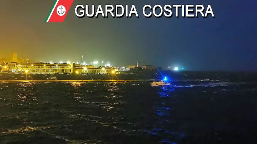 Mare in burrasca in porto a Trieste