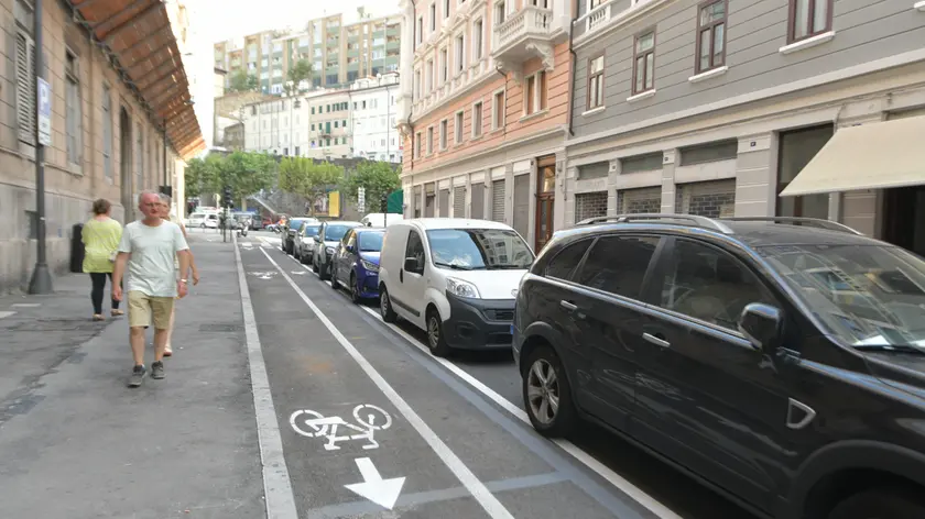 La nuova segnaletica apparsa in via della Raffineria (Bruni)