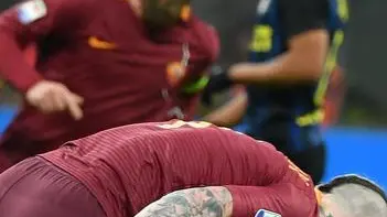 AS Roma's midfielder Radja Nainggolan celebrates after scoring the 0-1 goal during the Serie A soccer match between FC Intenazionale Milan and AS Roma at the Giuseppe Meazza stadium in Milan, Italy, 26 February 2017. ANSA/ DANIEL DAL ZENNARO