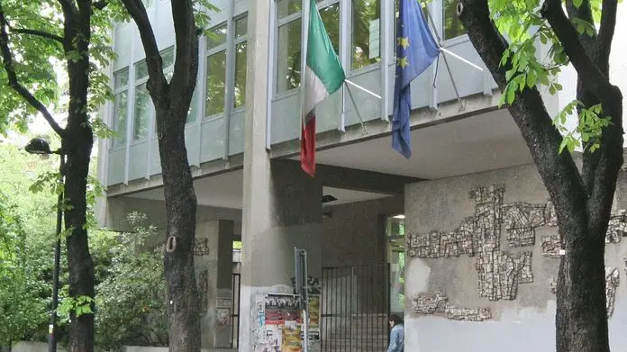 L'entrata del liceo Petrarca