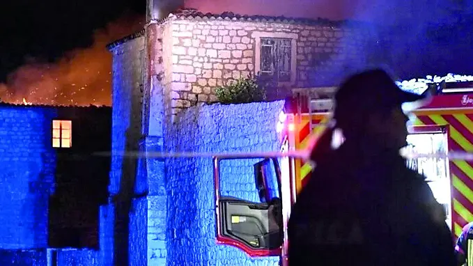 Una foto scattata l’altra notte, durante le operazioni di spegnimento dell’incendio Slobodnadalmacija.hr