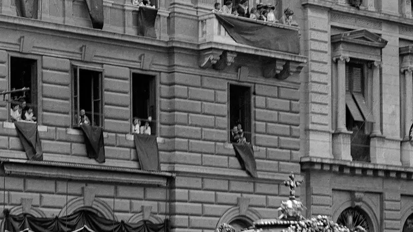 Nella foto di Francesco Penco, la carozza funebre nei pressi dalla stazione della Ferrovia Meridionale Collezione Claudio Ernè