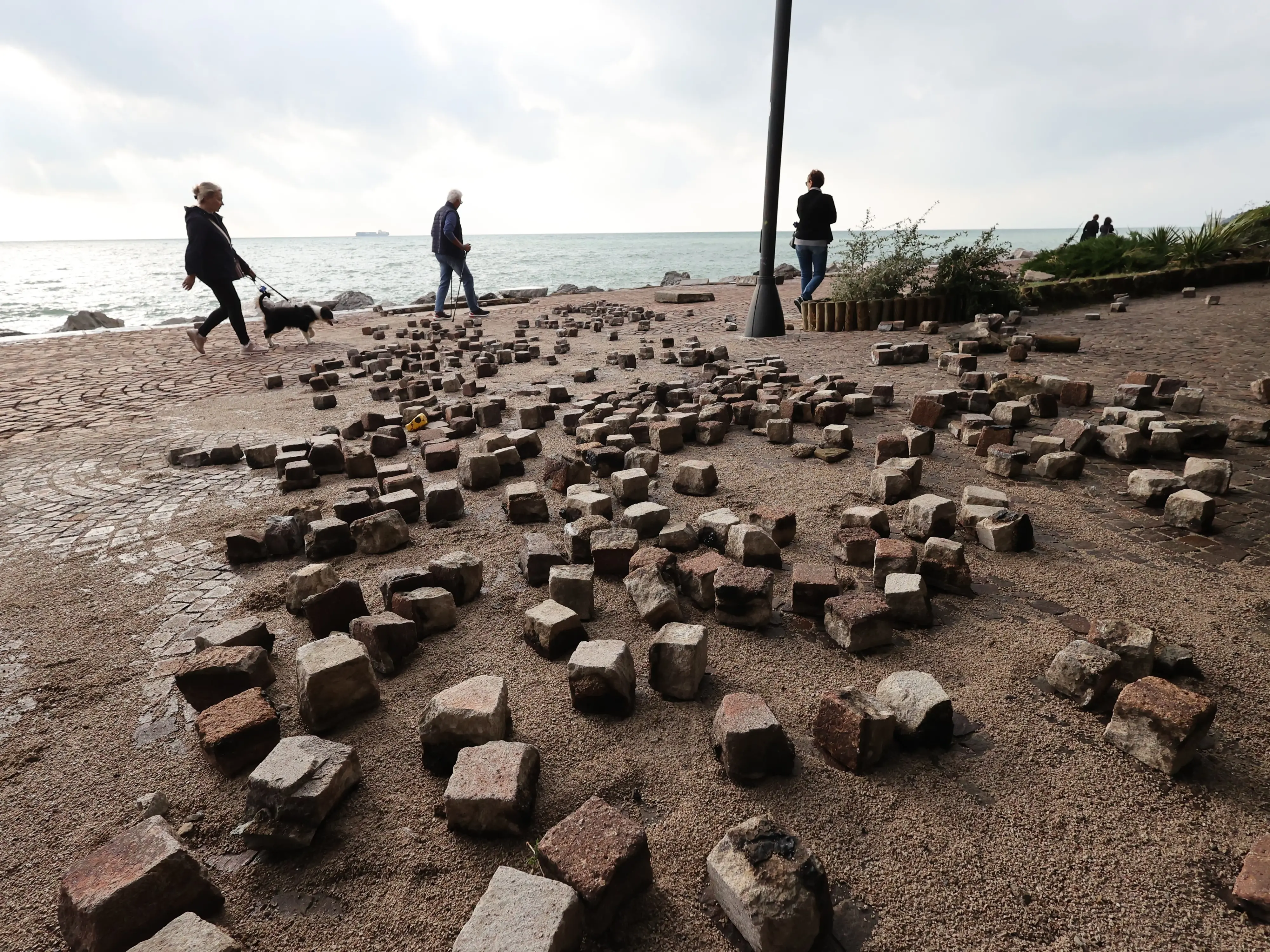 La forte mareggiata di questa mattina, venerdì 27 ottobre, ha distrutto il noto stabilimento balneare di Trieste “Sticco”, che si trova a un centinaio di metri dal castello di Miramare. Stimati 250mila euro di danni. Le onde hanno divelto alcune strutture che assicuravano la struttura sugli scogli e lungo la strada, hanno inoltre sfasciato arredi e altre componenti dell'impianto. La mareggiata ha anche trascinato in acqua sdraio, sedie e altri oggetti che erano custoditi nello stabilimento. Nella zona della Pineta di Barcola invece la furia delle onde ha divelto la pavimentazione. Foto di Andrea Lasorte: