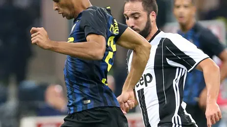 18.09.2016 - Milano - Serie A 4a giornata - Inter-Juventus nella foto: Joao Miranda anticipa Gonzalo Higuain