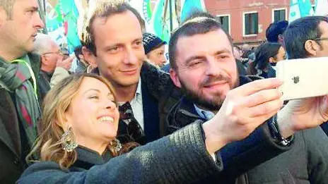 Giorgia Meloni scatta un selfie col coordinatore Fvg Walter Rizzetto e il governatore Massimiliano Fedriga