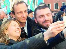 Giorgia Meloni scatta un selfie col coordinatore Fvg Walter Rizzetto e il governatore Massimiliano Fedriga