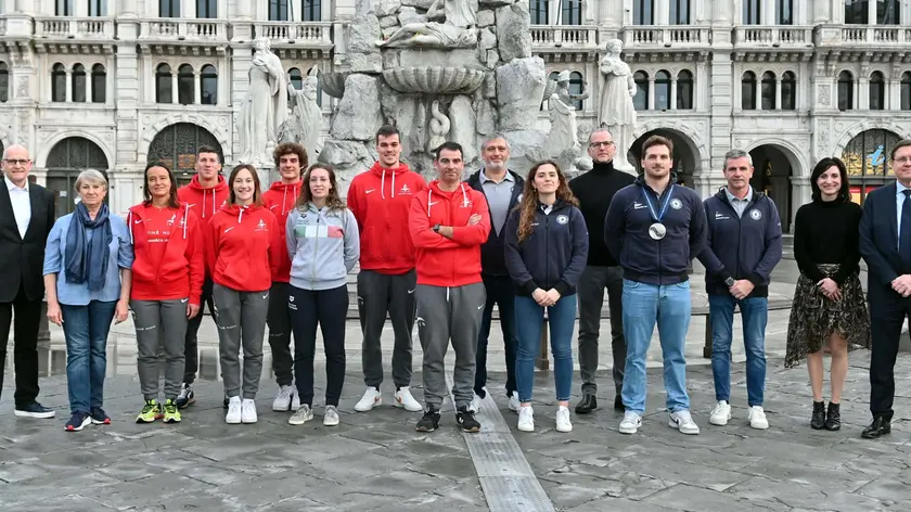 Atleti e tecnici reduci dai Mondiali di Doha, assieme agli allenatori, ai direttori sportivi e ai presidenti della Triestina Nuoto Samer & Co. Shipping e della Pallanuoto Trieste Fotoservizio Francesco Bruni