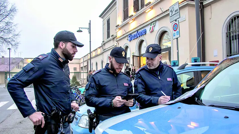 Tre agenti delle volanti durante un servizio dedicato alla stazione ferroviaria di Monfalcone Foto Katia Bonaventura
