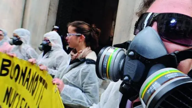 Flash Mob contro il nucleare organizzato da Legambiente, oggi 15 aprile 2011 a Genova, davanti alla sede del comune di Genova dove si è inscenata la camera da letto con le scorie nucleari. .-ANSA/LUCA ZENNARO-