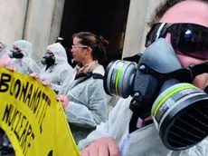 Flash Mob contro il nucleare organizzato da Legambiente, oggi 15 aprile 2011 a Genova, davanti alla sede del comune di Genova dove si è inscenata la camera da letto con le scorie nucleari. .-ANSA/LUCA ZENNARO-