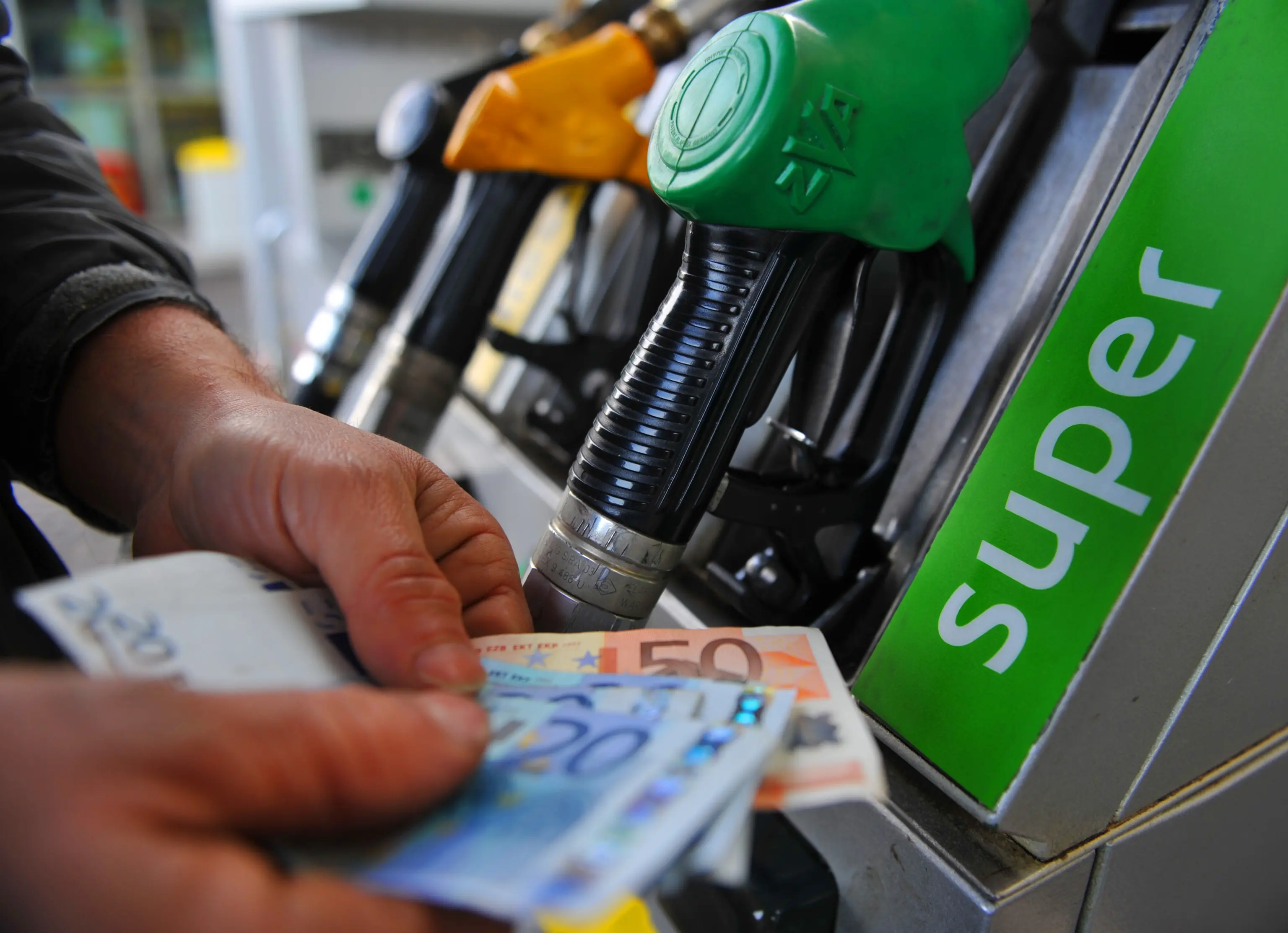 Un benzinaio conta i soldi ad un distributore di benzina a Pisa, 5 gennaio 2012. ANSA/FRANCO SILVI