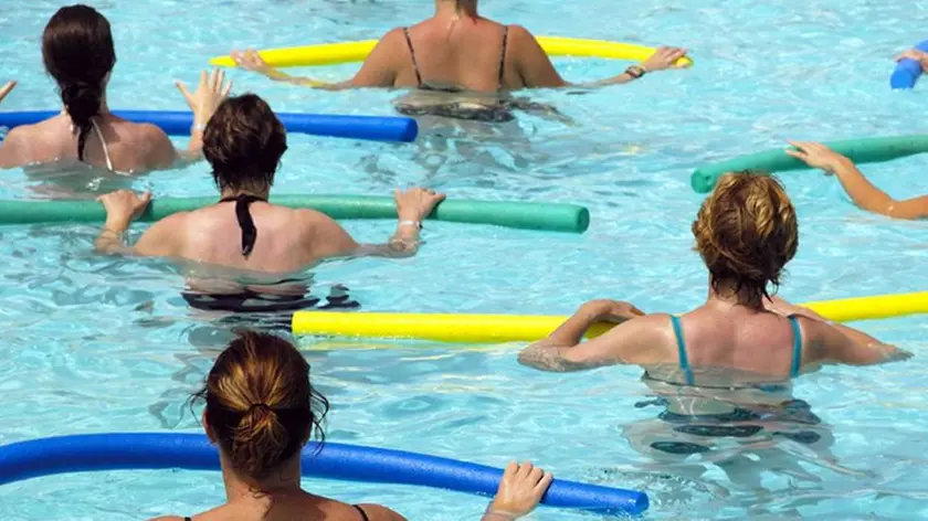 Un corso di acquagym organizzato alla piscina Acquamarina