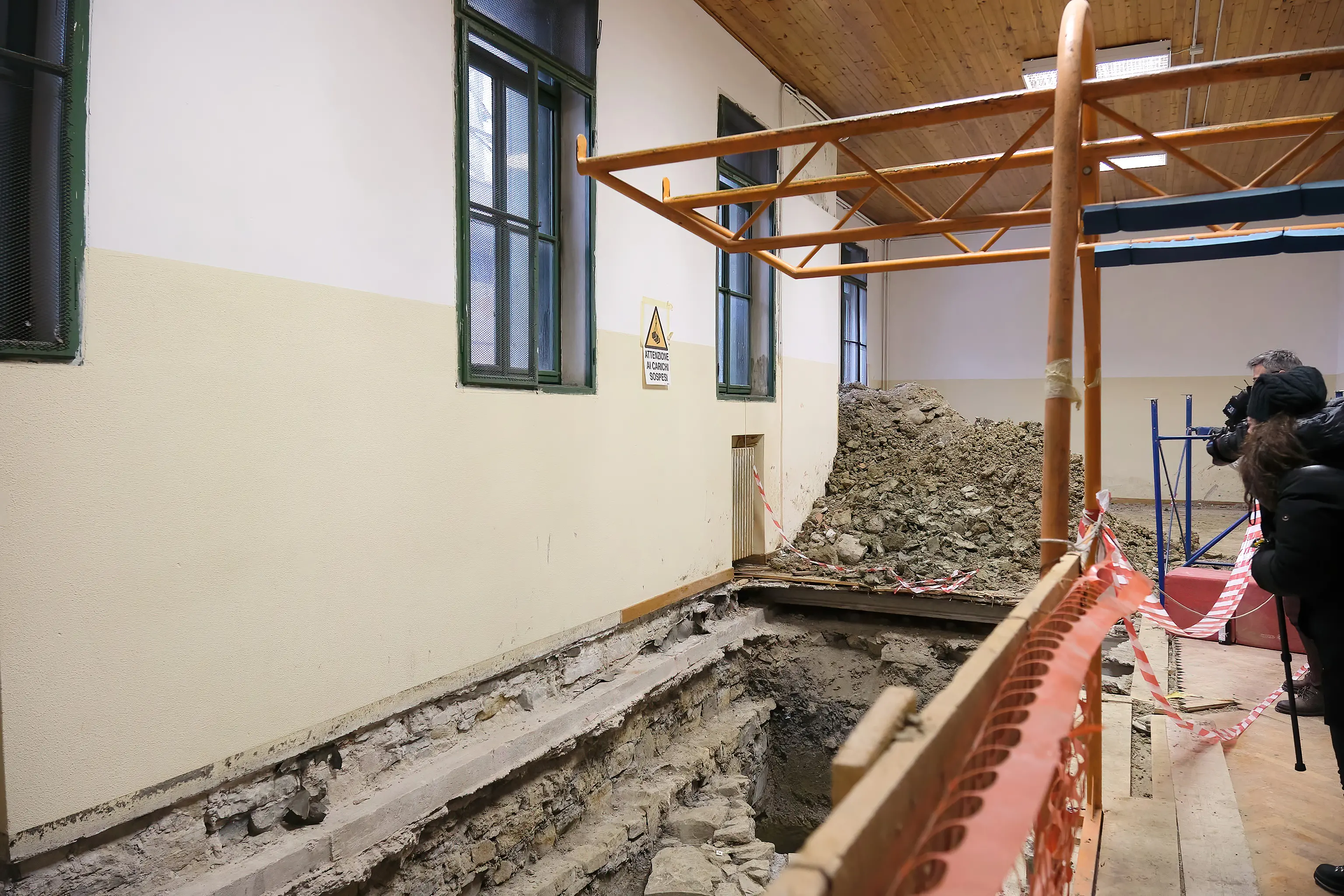 Cantieri per 50 milioni per sistemare il patrimonio edilizio cittadino. Nelle foto lo stato attuale degli edifici (Foto Massimo Silvano)