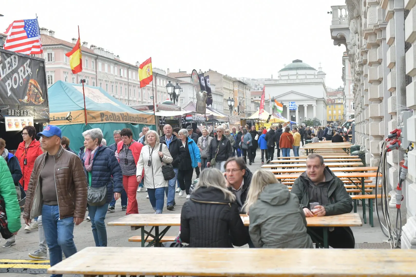 In queste foto di Francesco Bruni gli stand del Mercatino dell'usato aperto la domenica di Pasqua e lunedì di Pasquetta nella centrale piazza Unità e nel vicino ghetto. Le bancarelle hanno cercato di resistere quanto più possibile alla pioggia e non sono mancati turisti e triestini che hanno scelto di riversarsi in centro, assaporando anche i sapori offerti poco più in là, in piazza Ponterosso, dall'International Street Food.