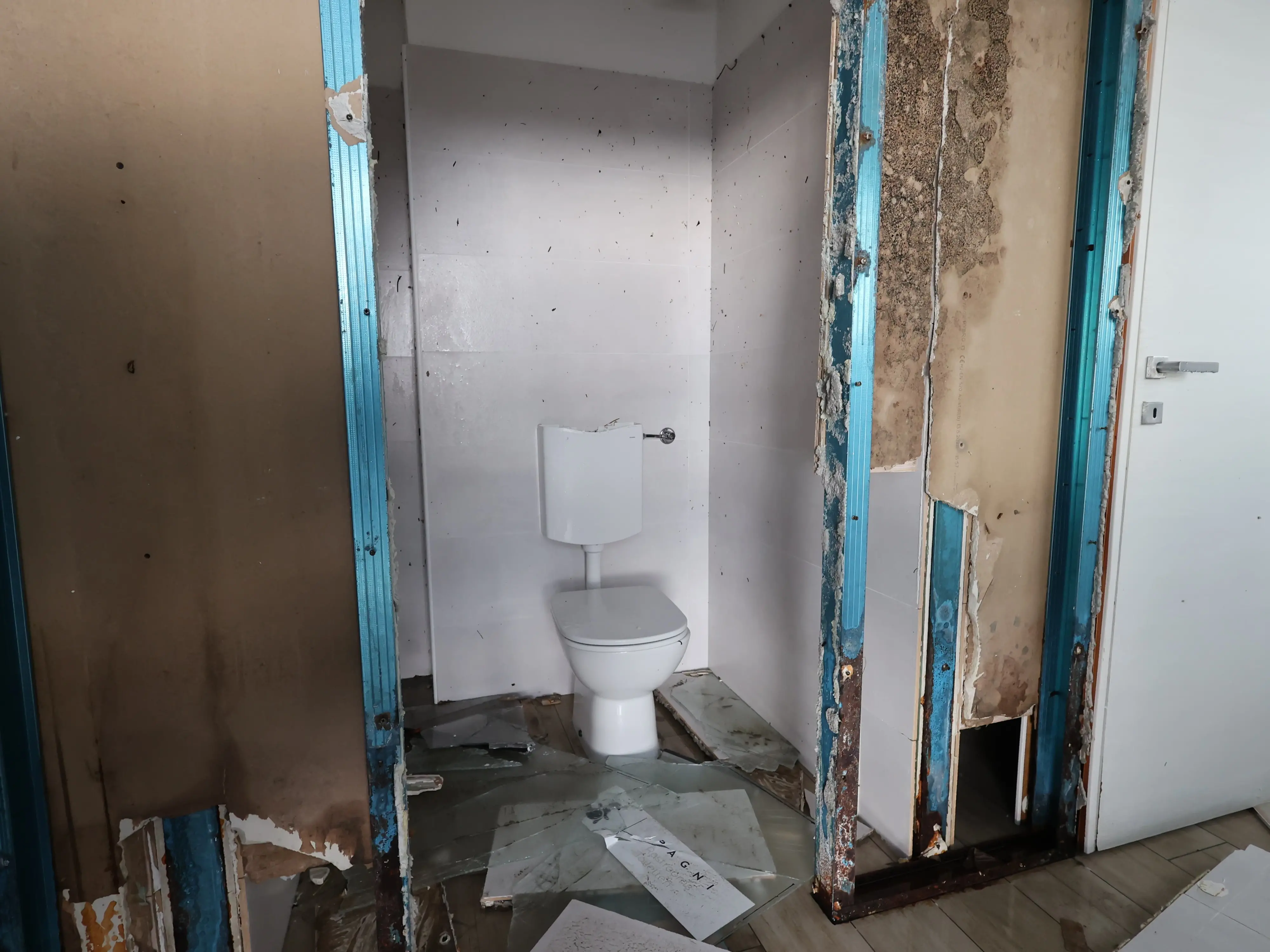 La forte mareggiata di questa mattina, venerdì 27 ottobre, ha distrutto il noto stabilimento balneare di Trieste “Sticco”, che si trova a un centinaio di metri dal castello di Miramare. Stimati 250mila euro di danni. Le onde hanno divelto alcune strutture che assicuravano la struttura sugli scogli e lungo la strada, hanno inoltre sfasciato arredi e altre componenti dell'impianto. La mareggiata ha anche trascinato in acqua sdraio, sedie e altri oggetti che erano custoditi nello stabilimento. Nella zona della Pineta di Barcola invece la furia delle onde ha divelto la pavimentazione. Foto di Andrea Lasorte: