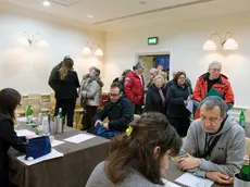 La fila al Savoia davanti ai banchetti dei collaboratori dello studio Maffei Alberti (Foto Silvano)