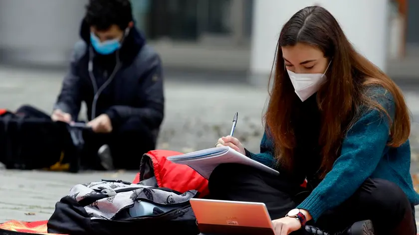 Students study on the street in front of the Palazzo della Regione Lombardia (Regional Assembly) to protest against the closure of the school imposed by the dpcm government for the increase in covid infections, Milan, Italy, 13 November 2020. ANSA/Mourad Balti Touati