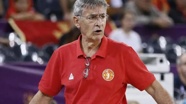 epa06185149 Montenegro's head coach Bogdan Tanjevic reacts during the EuroBasket 2017 group C match between Czech Republic and Montenegro, in Cluj Napoca, Romania, 05 September 2017. EPA/ROBERT GHEMENT