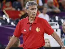 epa06185149 Montenegro's head coach Bogdan Tanjevic reacts during the EuroBasket 2017 group C match between Czech Republic and Montenegro, in Cluj Napoca, Romania, 05 September 2017. EPA/ROBERT GHEMENT