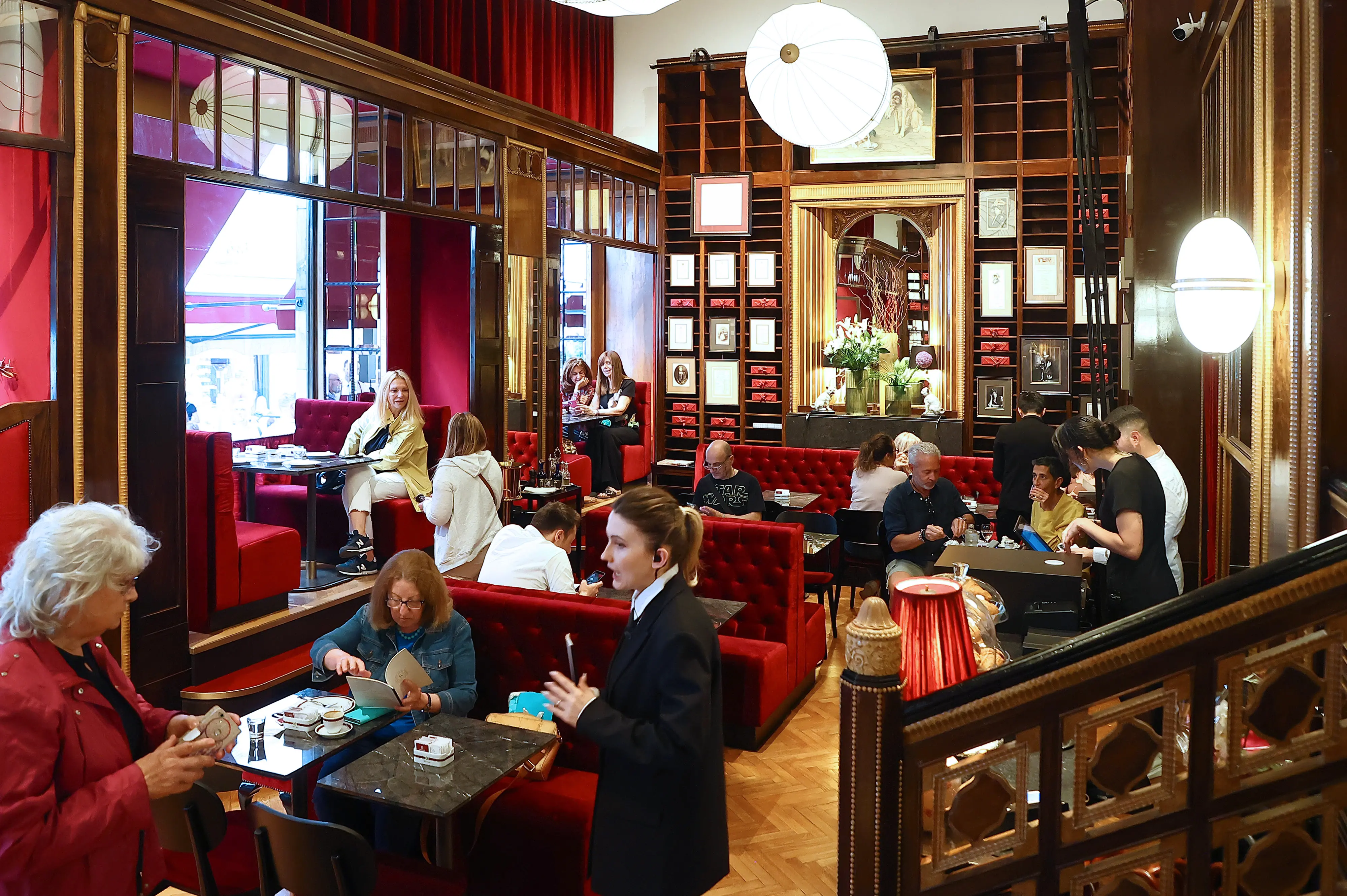 Lasorte Trieste 01/06/23 - Via Dante, Apertura caffè Sacher