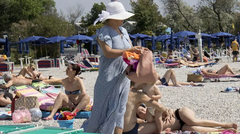 La spiaggia affollata. Fotoservizio Katia Bonaventura