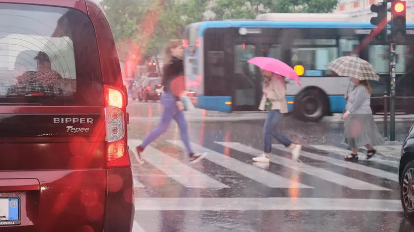 La pioggia è arrivata secondo le previsioni poco dopo le 13 a Trieste: foto di Massimo Silvano