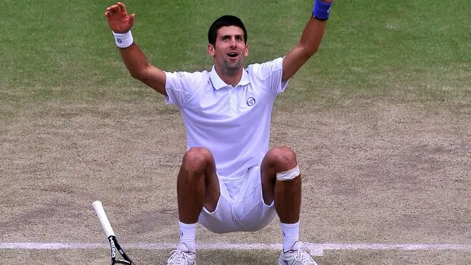epa02805057 Novak Djokovic of Serbia celebrates his victory over Jo-Wilfried Tsonga of France in their semi final match for the Wimbledon Championships at the All England Lawn Tennis Club, in London, Britain, 01 July 2011. EPA/CARL DE SOUZA / POOL