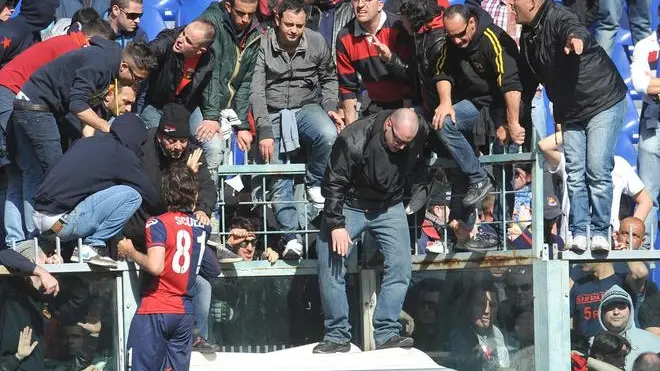 Giuseppe Sculli (n.81) parla con i tifosi del Genoa che stanno protestando, in una immagine del 22 aprile 2012, allo stadio Luigi Ferraris di Genova durante Genoa-Siena. ANSA/LUCA ZENNARO