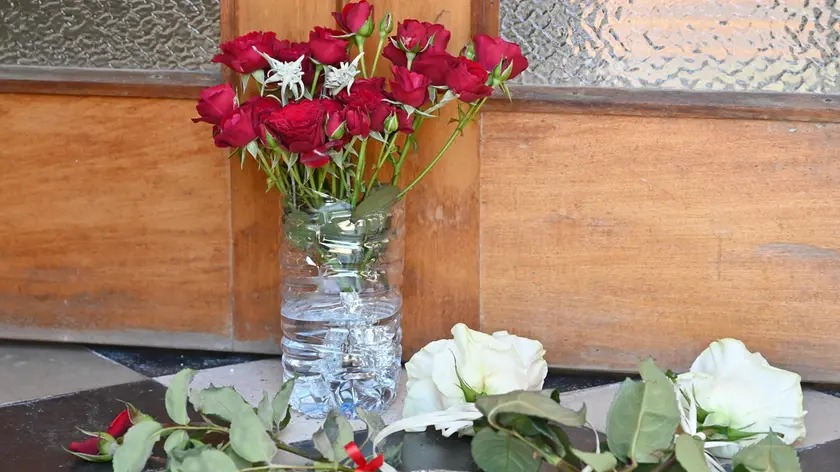 Lunedì l'addio congiunto a Lorenzo Paroni e Giulio Alberto Pacchione, i finanzieri deceduti in parete. In molti lasciano ceri e mazzi di fiori