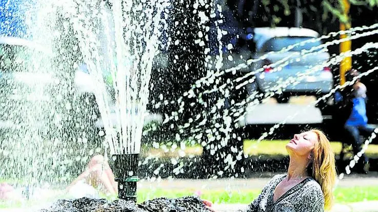 Caldo e afa a Firenze, sfiorati i 40 gradi. Firenze, 16 luglio 2015. ANSA/MAURIZIO DEGL'INNOCENTI