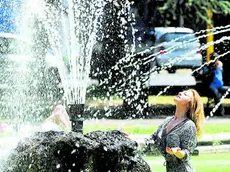 Caldo e afa a Firenze, sfiorati i 40 gradi. Firenze, 16 luglio 2015. ANSA/MAURIZIO DEGL'INNOCENTI