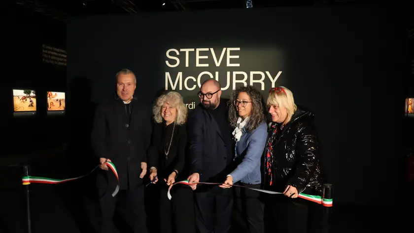 L'inaugurazione della mostra di McCurry al Salone degli Incanti di Trieste. Fotoservizio di Massimo Silvano