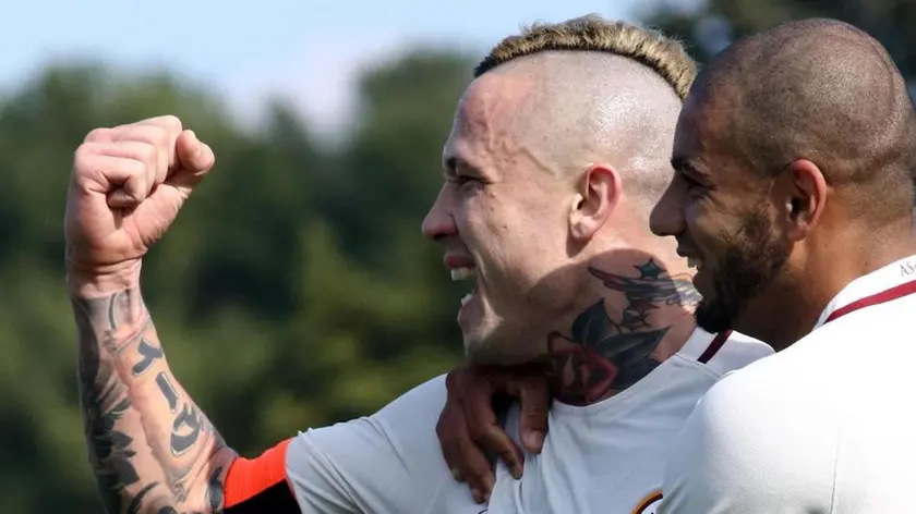 Roma's Radja Nainggolan (L) jubilates with his teammate Bruno Peres after scoring the goal during the Italian Serie A soccer match FC Crotone vs AS Roma at Ezio Scida stadium in Crotone, Italy, 12 February 2017. ANSA/ALBANO ANGILLETTA