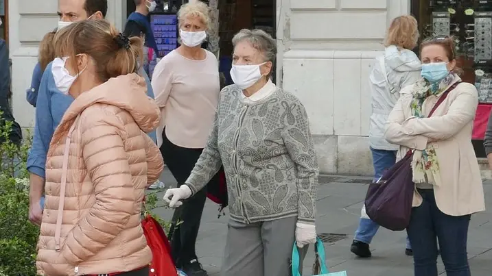 Foto BRUNI Trieste 02.05.2020 Emergenza Corona virus: gente con mascherine nel popoloso rione di S.Giacomo