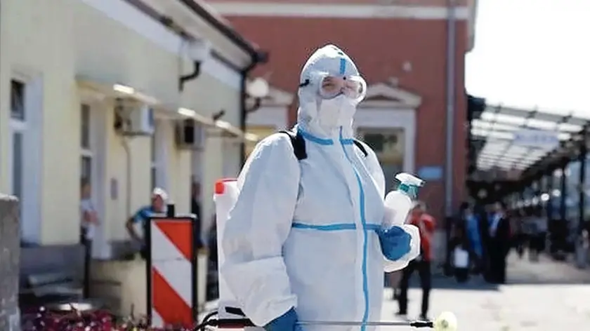 Un operatore impegnato in un’attività di sanificazione in Serbia