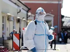 Un operatore impegnato in un’attività di sanificazione in Serbia