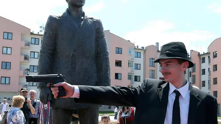 Serbian Jovan Mojsilovic poses with a gun in front of the statue of Gavrilo Princip as it is unveiled during a ceremony in the eastern Sarajevo entity Republika Serpska, part of Bosnia and Herzegovina, 27 June 2014. Serb Gavrilo Princip on 28 June 1914 assassinated the Archduke Franz Ferdinand of Austria, heir to the Austro-Hungarian throne, and his wife, Sophie. The assassination is regarded to have triggered the beginning of World War I. Princip died on 28 April 1918 aged 24 while serving a sentence in the Terezin prison in then Austro-Hungarian Bohemia. His remains were brought back to Sarajevo in July 1920 and reburied in the chapel's crypt in 1939. The year 2014 sees the 100th anniversay of the beginning of WWI, or the Great War, which according to official statistics cost more than 37 million military and civilian casualties between 1914 and 1918. ANSA/FEHIIM DEMIR