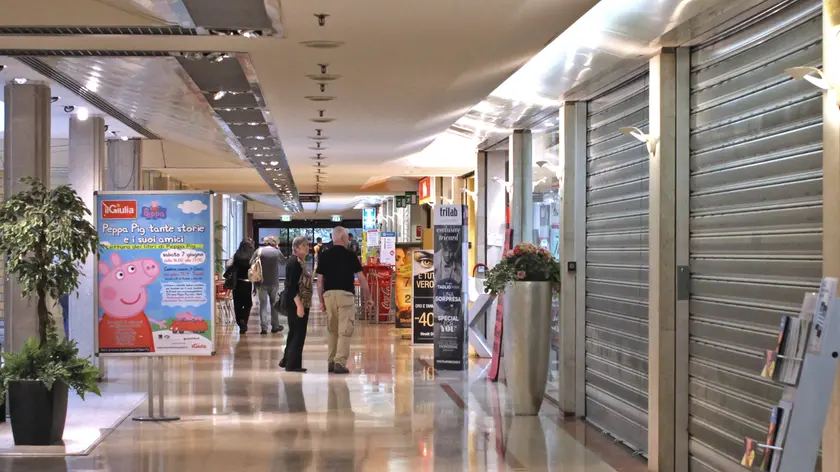 L'interno del centro commerciale Il Giulia