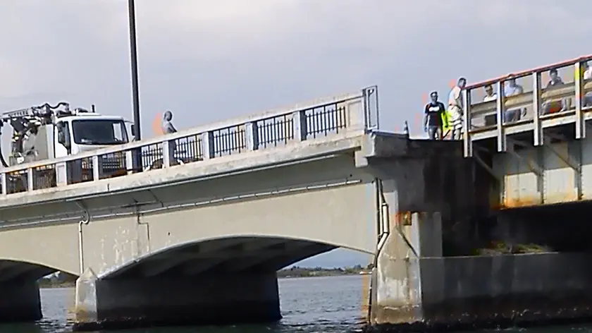 Il ponte girevole bloccato dalla dilatazione dovuta al gran caldo (foto Boemo)