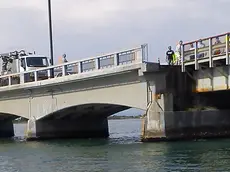 Il ponte girevole bloccato dalla dilatazione dovuta al gran caldo (foto Boemo)