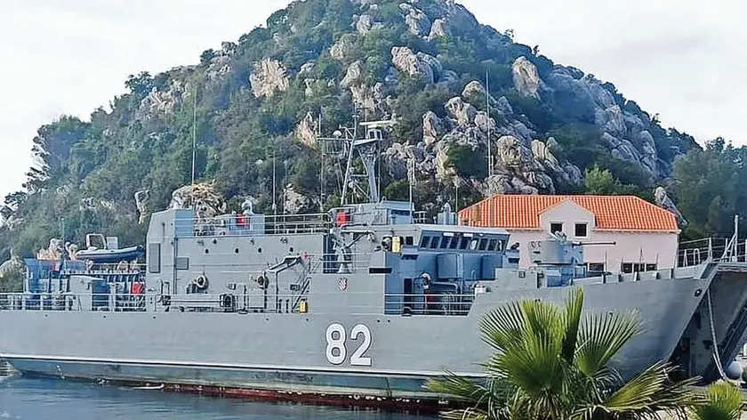 La nave Krka ormeggiata nel porticciolo di Meleda dopo le operazioni di sbarco del materiale militare morski.hR