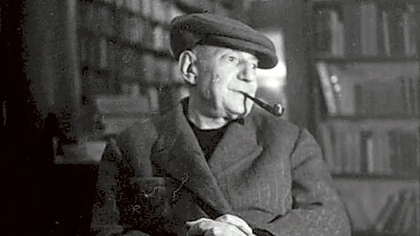 Umberto Saba fotografato all'interno della Libreria antiquaria di via San Nicolò. «Uno stanzone proprio triste con retrobottega ancora più vasto e più buio” scrive Giuseppe Mormino