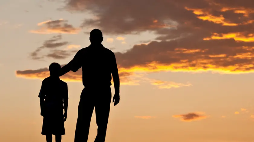 Un'immagine simbolo: padre e figlio osservano il tramonto